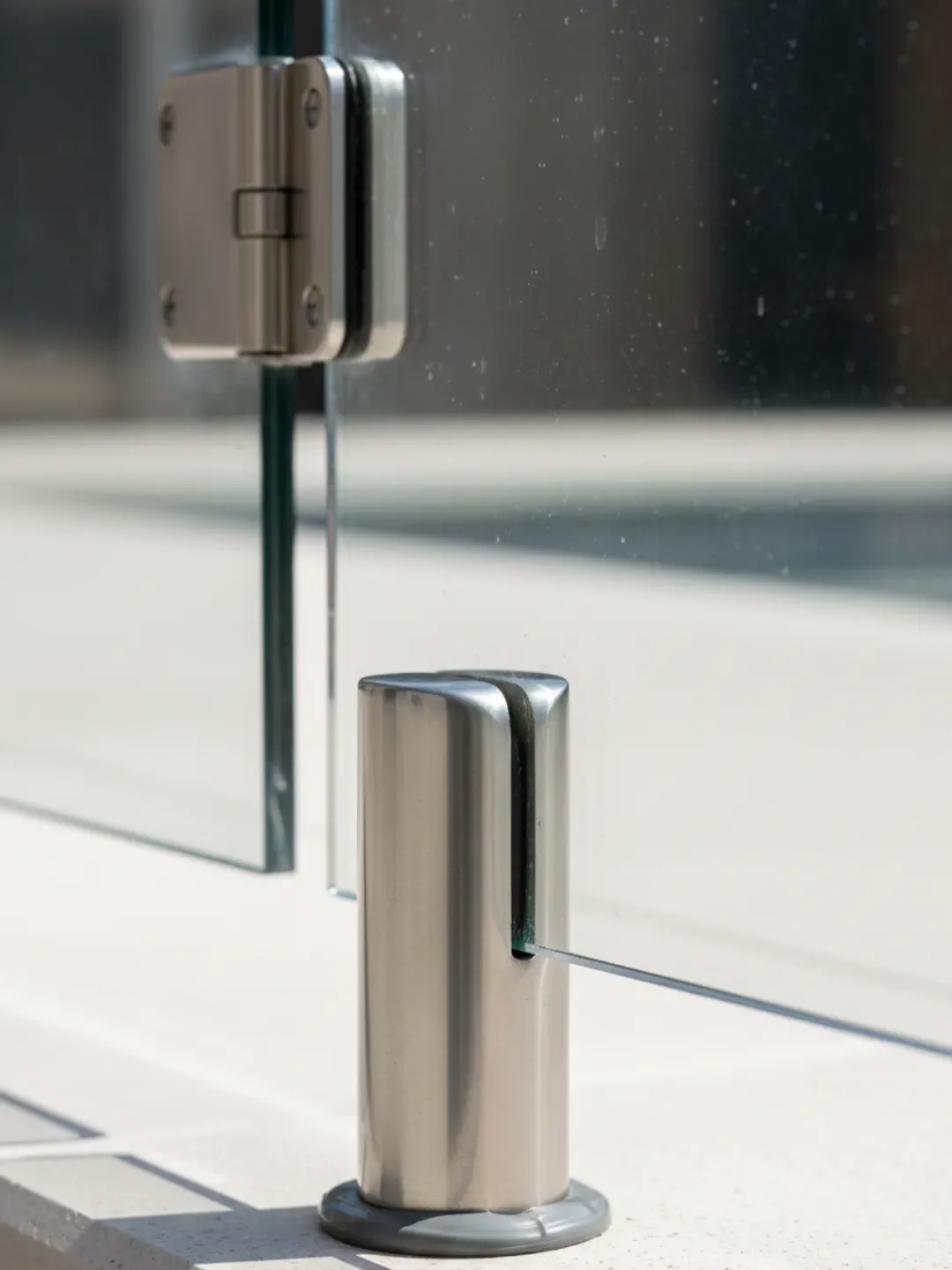 Self closing self latching glass pool gate Hamilton with soft close hydraulic hinges